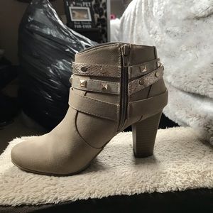 Jennifer Lopez booties!